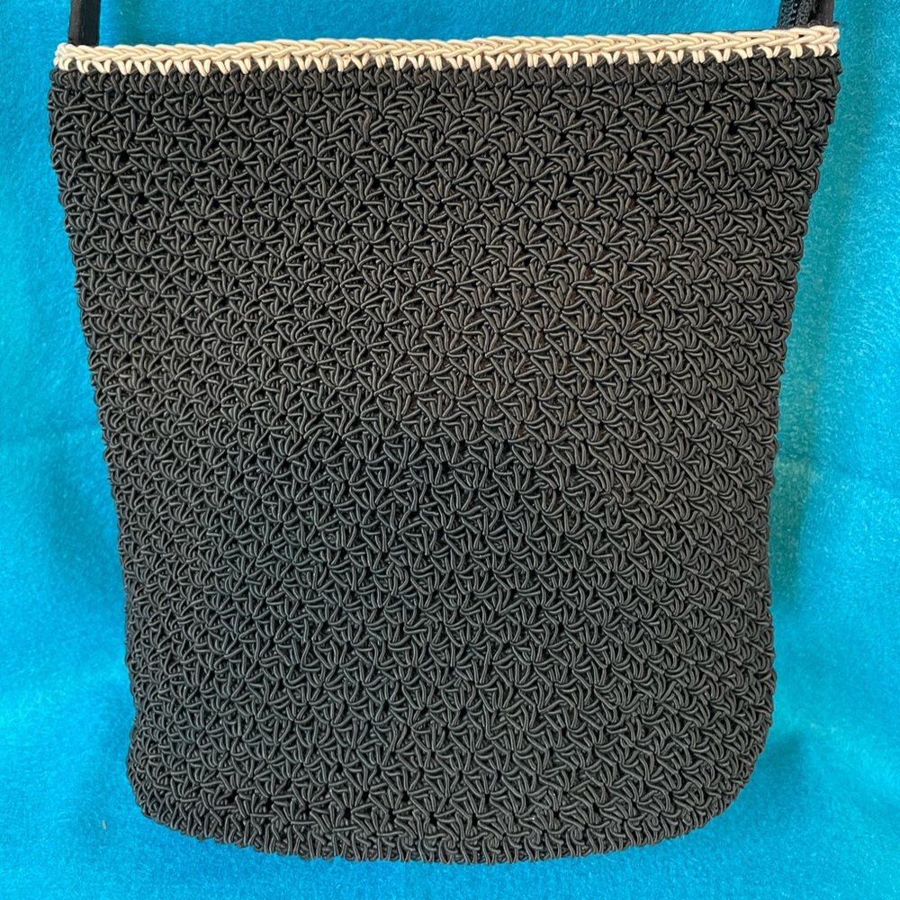 πLiz Claiborne Villager Crochet Small Crochet Crossbody Bag. Black and Beige.π - Picture 3 of 9